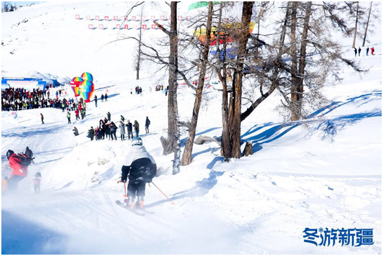 【中国艏个落差超千米的滑雪场在新疆阿勒泰可可托海国际滑雪场开业】点击图片看下一页